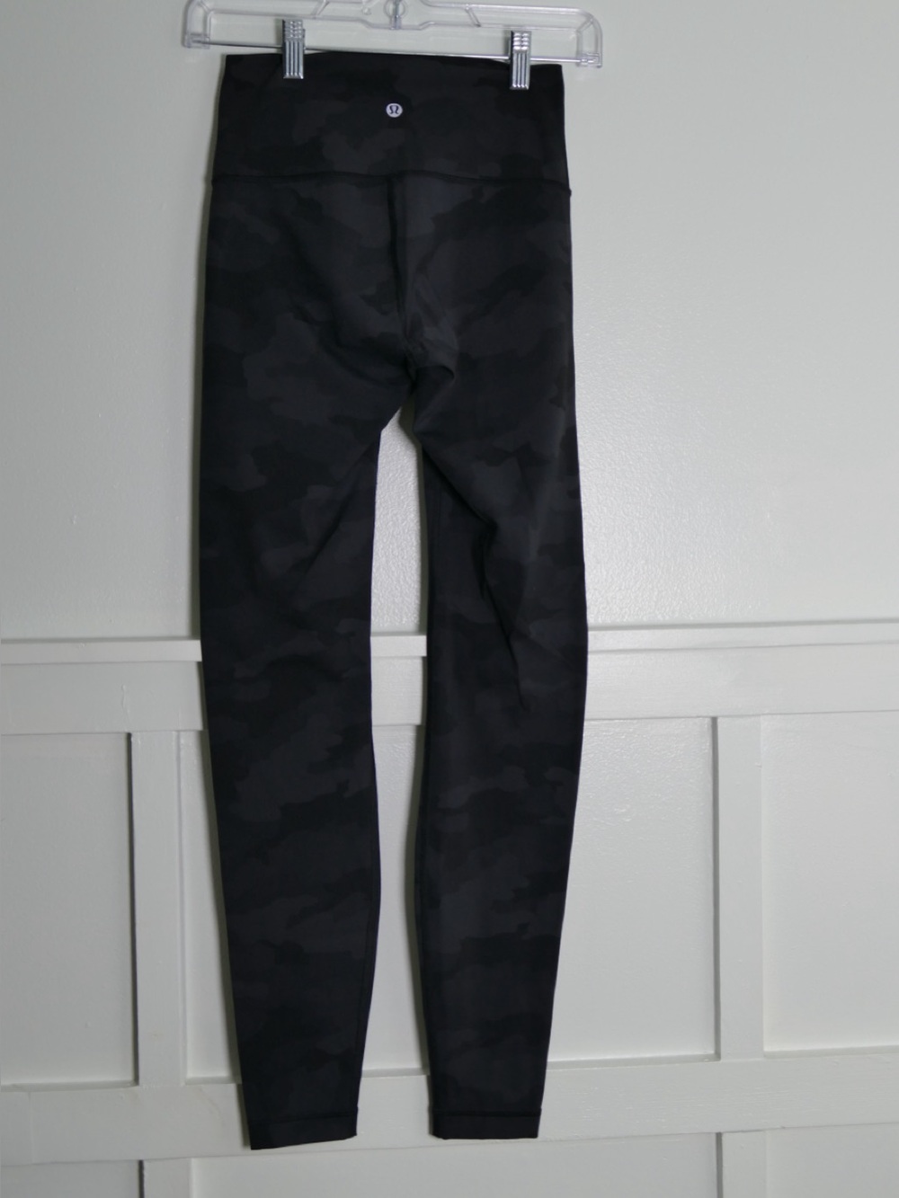 Lululemon Women’s Black Camo Leggings Size 4 High Rise Athletic Yoga Pants - Picture 2 of 5